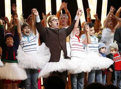 Elton John, rodeado de los actores del musical de <i>Billy Elliot.</i>