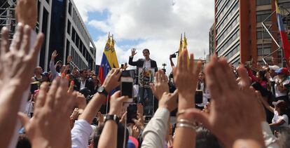 Juan Guaidó se juramenta como presidente encargado de Venezuela.