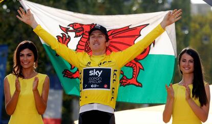 El corredor del equipo Sky Geraint Thomas celebra su victoria en el Tour de Francia este pasado julio con una bandera de Gales.