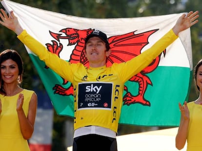 El corredor del equipo Sky Geraint Thomas celebra su victoria en el Tour de Francia este pasado julio con una bandera de Gales.