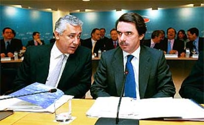 Javier Arenas, secretario general del PP, y José María Aznar, presidente, en la reunión de la junta directiva.