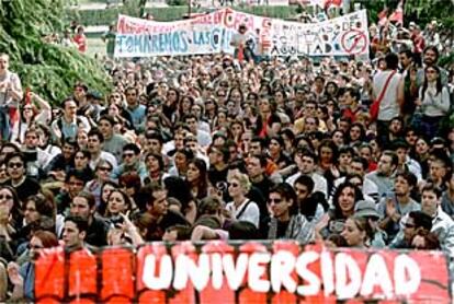 Unos 3.000 estudiantes salieron a la calle para protestar contra el desalojo, el pasado lunes, de unos estudiantes que habían ocupado un espacio para poner en marcha un aula de actividades culturales autogestionaria.