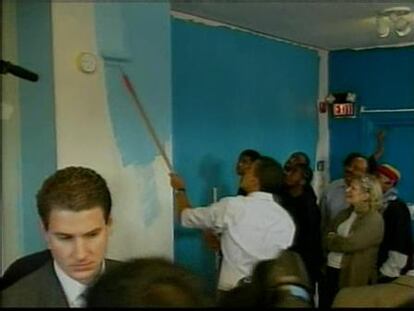 Obama, rodillo en mano, ayuda a pintar el albergue juvenil Sasha Bruce House