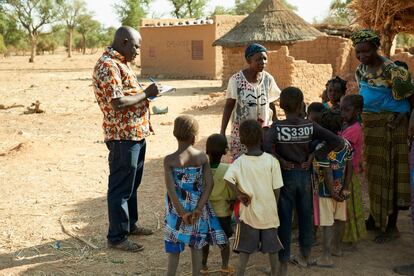 En los países como Burkina Faso, donde aún es legal la mutilación genital femenina, la práctica cuenta con el apoyo de hombres y mujeres, generalmente sin cuestionamiento, con justificaciones a menudo arraigadas en la desigualdad de género. En algunas comunidades, se usa para controlar la sexualidad de las mujeres y las niñas.