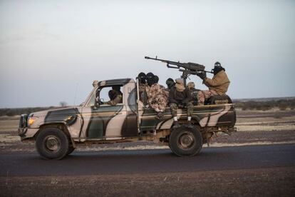 Soldados malienses de camino a Mopti, el sábado.