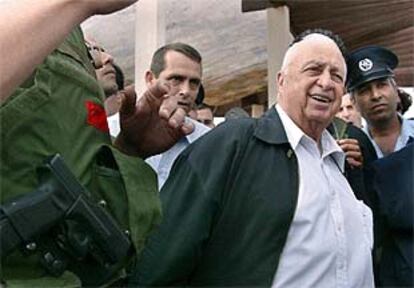 Rodeado de guardaespaldas, Ariel Sharon, primer ministro israelí, visita el asentamiento de Alfei Menashe, cerca de la ciudad palestina de Kalkilia.