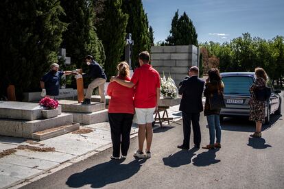 Entierro de P. Sánchez, fallecido por covid, en el cementerio de La Almudena, Madrid, el pasado 25 de septiembre.