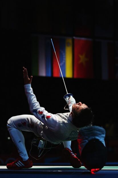 El coreano Byungchul, eufórico después de ganar en los cuartos de final de esgrima, en la disciplina de florete.