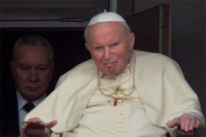 Juan Pablo II ha saludado durante breves momentos a la multitud congregada junto al hospital.