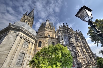 En 1978, la Unesco protegió los ocho primeros monumentos en todo el mundo. La lista se amplió en 1979 con otros 32. La Catedral de Aquisgrán está incluida en la primera lista. Se trata de la catedral más antigua del norte de Europa. La construcción de su capilla Palatina en forma de basílica octogonal rematada por una cúpula data de los años 790-800, bajo el emperador Carlomagno, quien se encuentra enterrado allí.