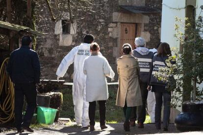 Agentes de la Guardia Civil y forenses ante la casa donde se cometi&oacute; el crimen.