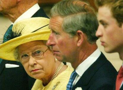 La reina Isabel, el príncipe Carlos y el príncipe Guillermo.