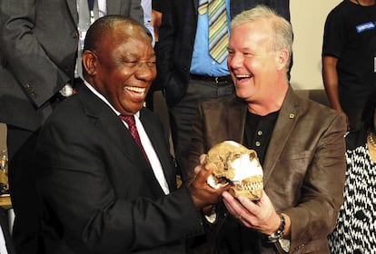 El profesor Lee Burger (dcha) de la Universidad de Witwatersrand (dcha) y al vicepresidente sudafricano, Cryril Ramaphosa (izda) que sostienen el cráneo del Homo Naledi durante su presentación en Johannesburgo (Sudáfrica).