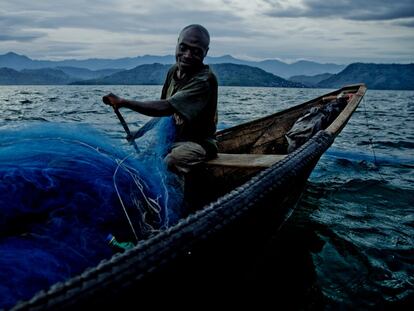 Bertin rema arrastrando las redes con la pequeña canoa capitaneada por él. Con la captura de unos peces pequeños llamados sambaza, las tripulaciones de estos barquitos pueden ganar entre 10 y 12 dólares al día si tienen suerte con la pesca. De ellos solo les queda limpia una pequeña parte. Las tripulaciones trabajan a diario, pero a veces vuelven con las manos vacías, ya que hay demasiados barcos y pocos peces.