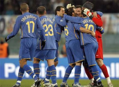 Del Piero celebra con sus compañeros uno de sus tantos