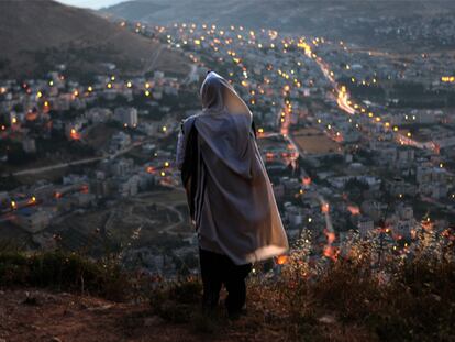 Un israelí reza ante la Tumba de José, uno de los santos lugares del judaísmo en Nablus (Cisjordania).