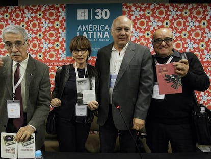 Alberto S&aacute;nchez, junto a los editores de la obra de su hijo