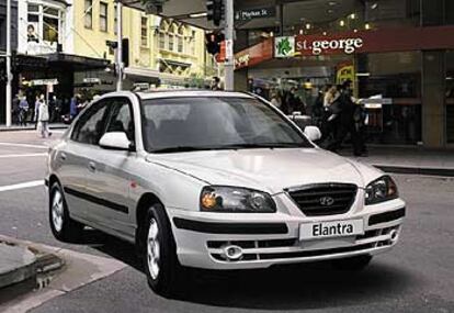 Nuevo frontal, con la parrilla y el parachoques rediseñado para el Elantra 2004.