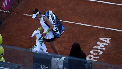 Muguruza se retira de la pista central en Roma.