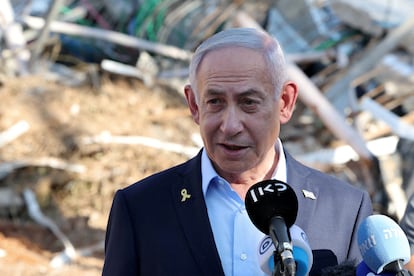 El primer ministro israelí, Benjamín Netanyahu, hace una declaración a los medios el pasado día 20,  durante su vista al Instituto Weizmann, que fue alcanzado por un misil iraní. 