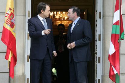 El <i>lehendakari,</i> Juan José Ibarretxe (a la derecha), y el presidente del Gobierno, José Luis Rodríguez Zapatero, el pasado día 13 en La Moncloa.