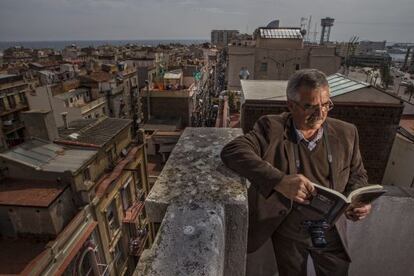 Vicens Forner, en una terraza con el barrio de su querida Barceloneta de fondo.