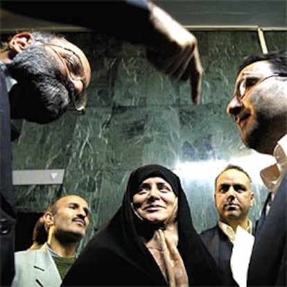 Diputados reformistas conversan en el Parlamento iraní, donde mantienen un encierro, ayer en Teherán.
