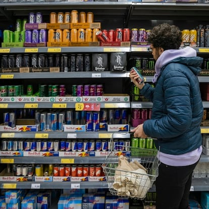 Un joven mira la sección de bebidas energéticas en el supermercado.
10/2/2022