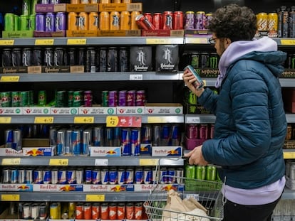 Un joven mira la sección de bebidas energéticas en el supermercado.
10/2/2022