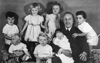 El rey Alfonso XIII, con sus nietos, en Roma en abril de 1939. En primera fila desde la izquierda, el rey Juan Carlos con un año de edad, Marco Torlonia (hija de la infanta Beatriz); la infanta Margarita en brazos del rey; detrás, desde la izquierda, Alfonso (hijo del infante Jaime y futuro duque de Cádiz), Sandra Torlonia (hija de Beatriz y madre de Alfonso Lequio), la infanta Pilar y Gonzalo (el otro hijo de Jaime).