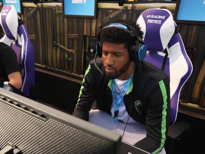 El jugador de la NBA Paul George participa en un torneo de Fortnite en Los Angeles, California, el año pasado.