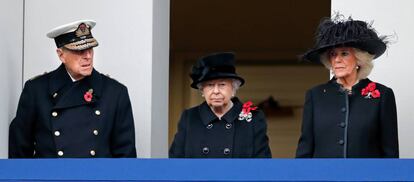 Felipe de Edimburgo, la reina Isabel y Camilla, siguen los actos por el Día del Recuerdo en homenaje a las víctimas de la guerra desde el balcón.