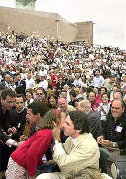 José María Aznar saluda a una niña durante el mitin de hoy en Las Palmas de Gran Canaria.