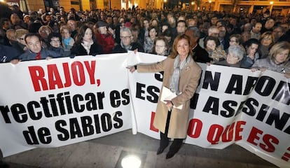 Loreto Dolz, hermana de la v&iacute;ctima del kamikaze, en la cabecera de una manifestaci&oacute;n contra el indulto en Valencia hace un a&ntilde;o.