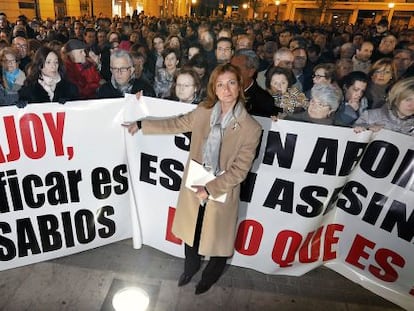 Loreto Dolz, hermana de la víctima del kamikaze, en la cabecera de una manifestación contra el indulto en Valencia hace un año.