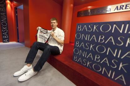 El jugador Davis Bertans posa con la camiseta del Laboral Kutxa. 