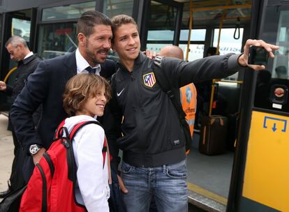 El entrenador del Atlético de Madrid, Diego Simeone, se fotografía con unos aficionados a su llegada al aeropuerto de Lisboa. 