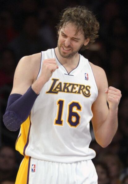 Pau Gasol celebra una canasta ante los Rockets.