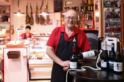 Carlos Fuertes y su mujer al fondo, en la tienda de productos autóctonos y vinoteca Fuertes Gourmet.