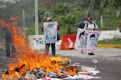 Familiares de los 43 estudiantes desaparecidos en Iguala queman carteles electorales en la carretera de México - Chilpancingo. Los padres han anunciado su intención de impedir los comicios mientras no se aclare el paradero de sus hijos.