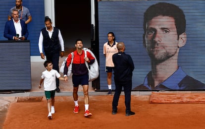 Novak Djokovic sale a la pista central Philippe-Chatrier de Roland Garros. 