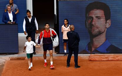 Novak Djokovic sale a la pista central Philippe-Chatrier de Roland Garros. 