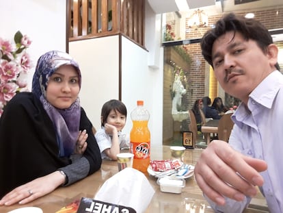 Masomeh Etemadi e Ismael Yussafi, con su hijo Ali, en Qom (Irán) en 2019.