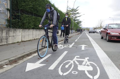 En cambio, el nuevo carril bici de la avenida de los Huetos de Vitoria, creado a raíz de la pandemia, está separado del tráfico con pintura y bolardos