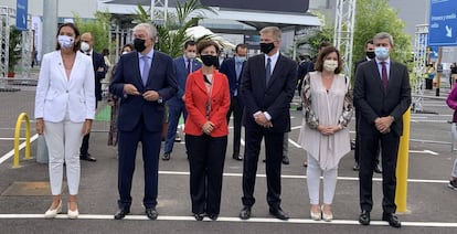 La ministra de Industria, Comercio y Turismo de España, Reyes Maroto, junto a Mariangela Marseglia, directora general de Amazon España (en el centro), y otras autoridades en un acto en Amazon, en Illescas (Toledo).
