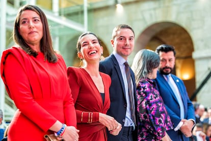 ana millán La portavoz de VOX en la Asamblea de Madrid, Rocío Monasterio  (2i); el portavoz del PSOE en la Asamblea de Madrid, Juan Lobato (3i); la portavoz de Más Madrid en la Asamblea, Manuela Bergerot (4i), y el portavoz del Partido Popular en la Asamblea de Madrid, Carlos Díaz-Pache (5i), durante la entrega de Grandes Cruces de la Orden del Dos de Mayo, en la Real Casa de Correos, a 2 de mayo de 2024, en Madrid (España). El Consejo de Gobierno de la Comunidad de Madrid aprobó el pasado 24 de abril la concesión de la Gran Cruz de la Orden del Dos de Mayo a 15 personalidades, instituciones y entidades sociales como reconocimiento por los servicios presta