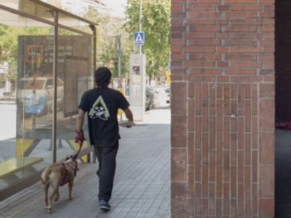 El indigente fue agredido en las arcadas del ambulatorio de la calle de Lisboa.