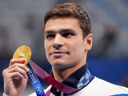 Yevgueni Rylov, con la medalla de oro conseguida en la prueba de 100 metros espalda en los Juegos Olímpicos de Tokio, en julio de 2021.