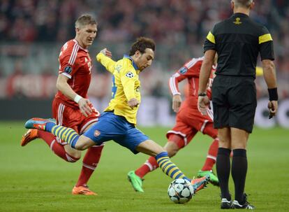 Schweinsteiger presiona el disparo de Cazorla durante el partido de vuelta de los octavos de final de la Champions entre el Bayern de Múnich y el Arsenal.