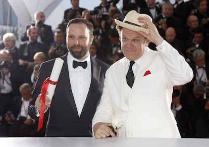 El director griego Yorgos Lanthimos (izquierda) posa junto con el actor estadounidense John C. Reilly, tras obtener el premio del jurado por 'La langosta'.